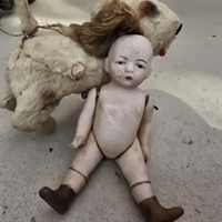 porcelaens-dukke-med-hår-brune-stoevler-gammel-porcelaensdukke